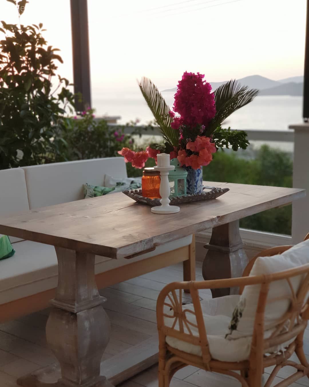 Balkon, Teras, Balkon masası, Sandalye, Balkon oturma grubu, Beyaz, Hasır, Pembe, Balkon çiçekleri