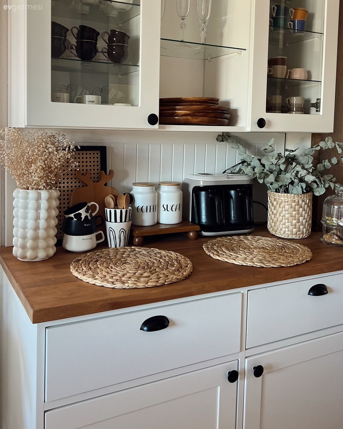 Kahve köşesi, Beyaz, Ahşap Mobilya, Cam kapaklı dolap, Mutfak aksesuarları, Mutfak, Ev bitkisi, Ahşap mutfak tezgahı, Mutfak tezgahı
