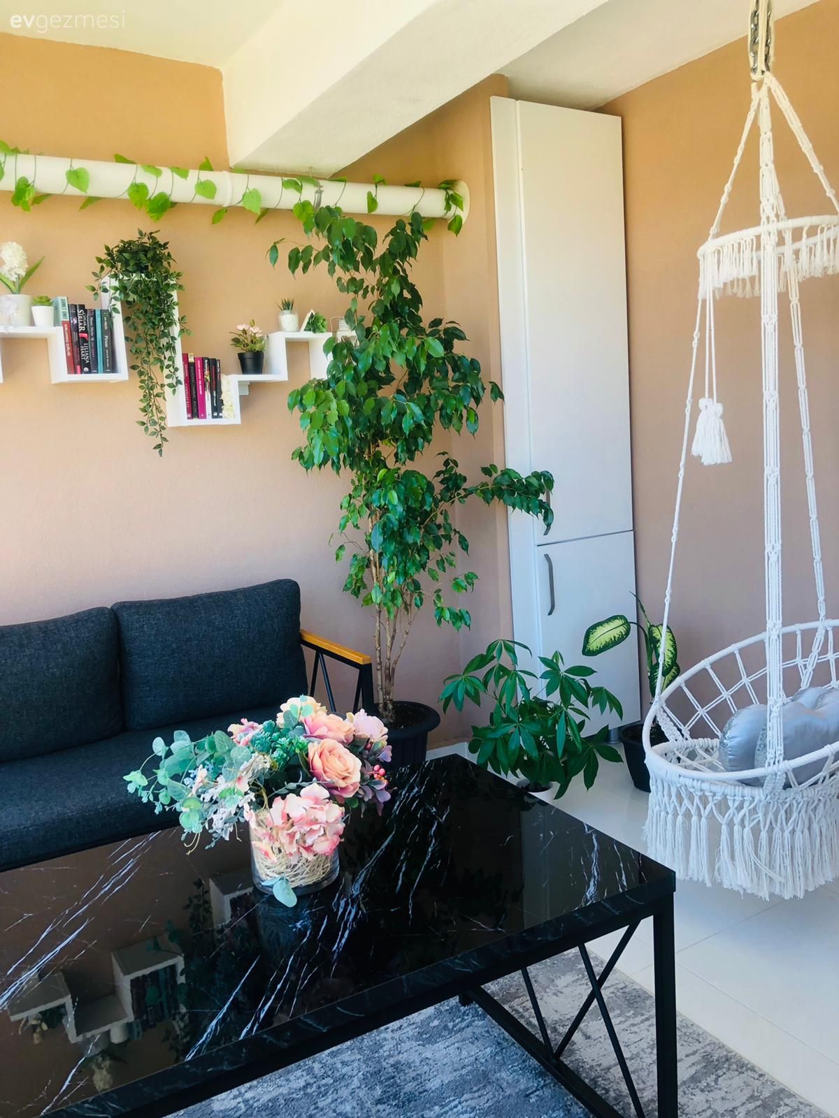 Balkon, Turuncu duvar rengi, Balkon oturma grubu, Ev bitkisi, Balkon masası, Salıncak