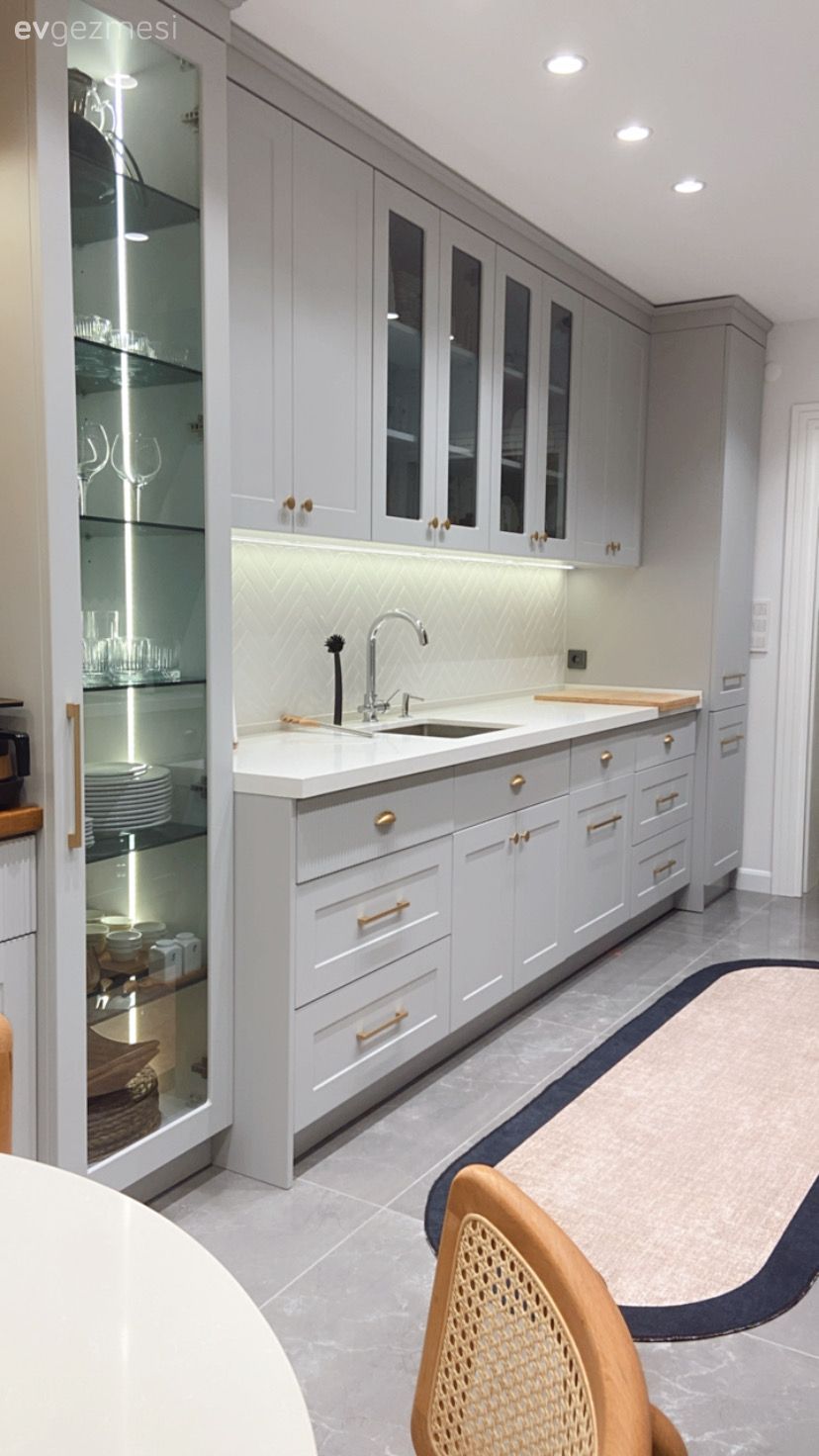 Mutfak, Beyaz, Bej, Cam kapaklı dolap, Lambri, Mutfak tezgahı, Mutfak tezgah arası, Tezgah arası seramik, Mutfak halısı, Spot aydınlatma, Aydınlatma, Dekoratif Objeler