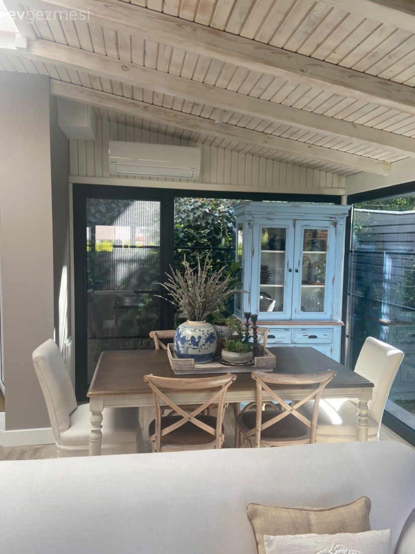 Ev Gezmesi: Bu Müstakil Evde Kış Bahçesi Evin Salonu Gibi!