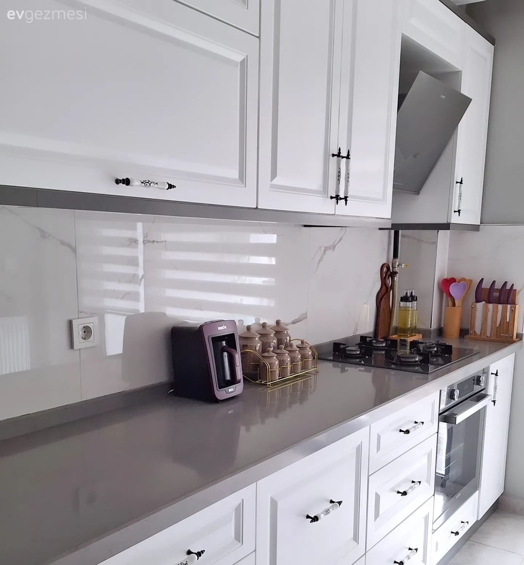 Mutfak, Beyaz, Gri, Mutfak tezgahı, Mutfak tezgah arası, Shaker kapaklı dolaplar, Davlumbaz, Mutfak aksesuarları, Ankastre