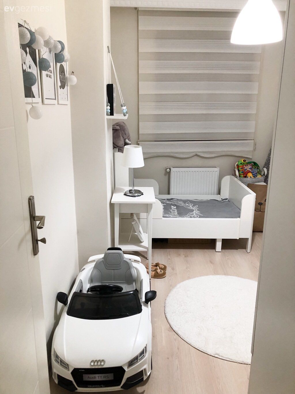 Çocuk Odası, Beyaz, Gri, Zebra Perde, Perde, Yuvarlak halı, Halı, Çocuk odası aydınlatması