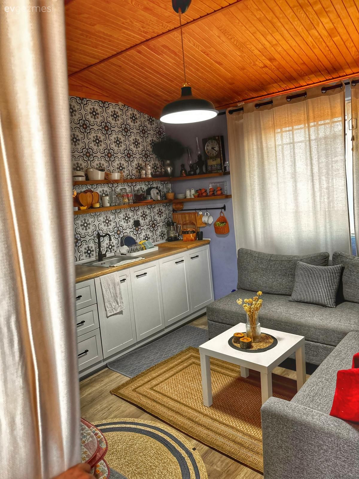 Bahçeye Yapılan Bu Tek Odalı Ev Tatillerde Kaçış Mekânı