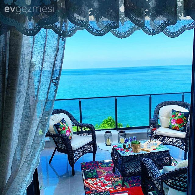 Balkon, Beyaz, Siyah, Balkon oturma grubu, Balkon masası, Çiçekli desen, Desenler, Kırlent, Ev tekstili