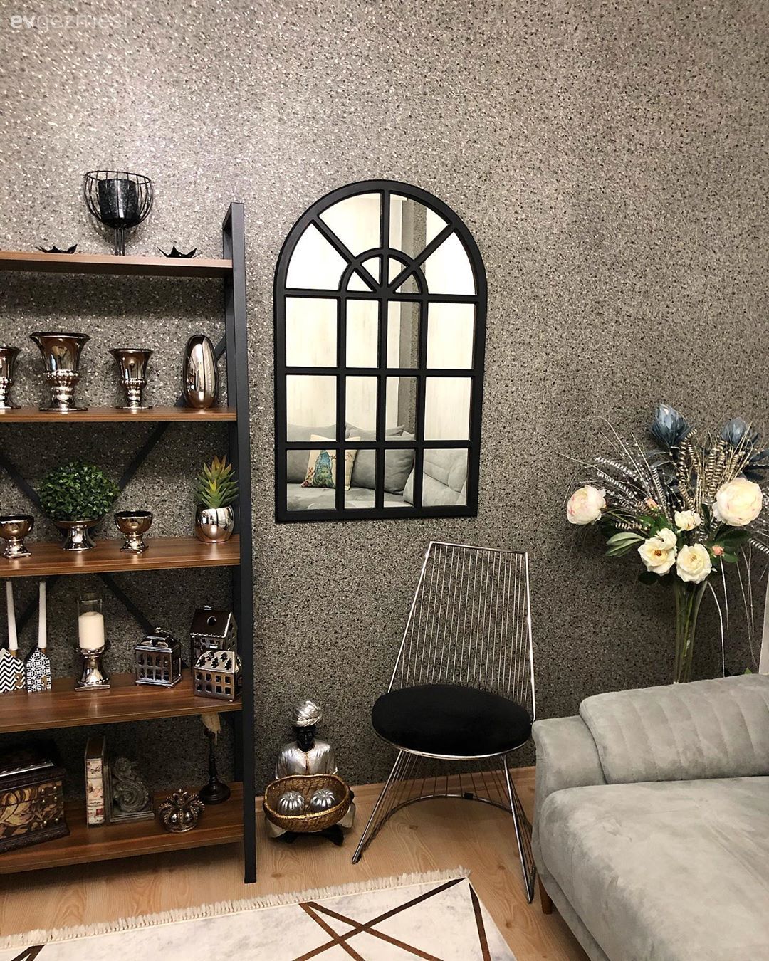 Salon, Koltuk takımı, Gri, Siyah, Ahşap Mobilya, Halı, Salon halısı, Geometrik desen, Desenler, Orta sehpa, Sehpa, Vitrin, Gri duvar, Vazo, Ev Aksesuar, Çiçekler, Dekoratif Objeler, Pencere duvar dekoru, Duvar dekorasyonu, Sandalye