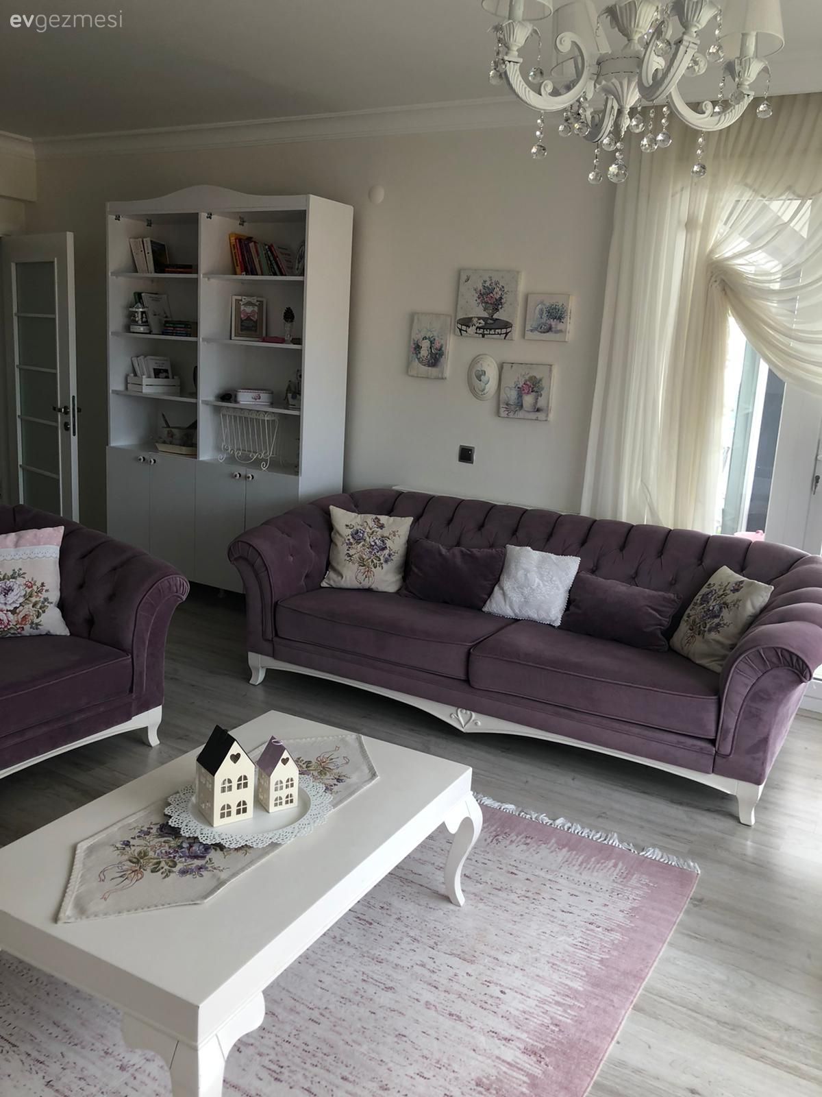 Salon, Country, Pembe, Mor, Beyaz, Koltuk takımı, Berjer, Orta sehpa, Sehpa, Avize, Aydınlatma, Salon avizesi, Ev bitkisi, Kitaplık, Halı, Salon halısı