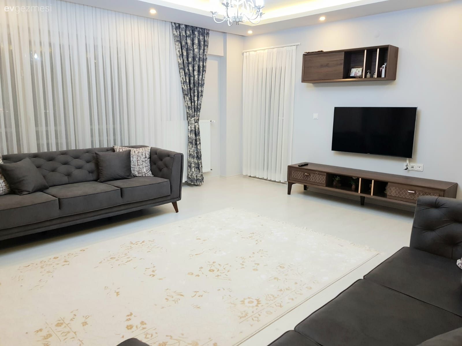 Salon, Modern, Antrasit  , Krem, Koltuk takımı, Berjer, Fon perde, Perde, Tül perde, Spot aydınlatma, Aydınlatma, Halı, Salon halısı, Tv ünitesi, Tv ünitesi aksesuarları, Ev Aksesuar