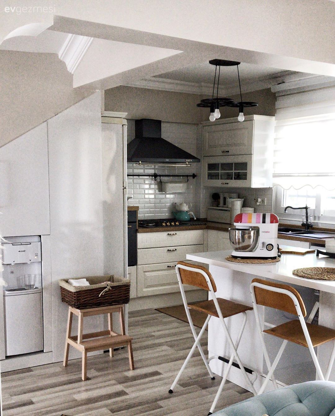 Amerikan Mutfak, Mutfak, Beyaz, Siyah, Rustik mutfak, Metro seramik, Seramik, Ankastre, Davlumbaz, Mutfak yarım adası, Sandalye, Avize, Aydınlatma, Parke, Mutfak tezgahı, Ahşap mutfak tezgahı, Mutfak perdesi, Zebra Perde, Perde