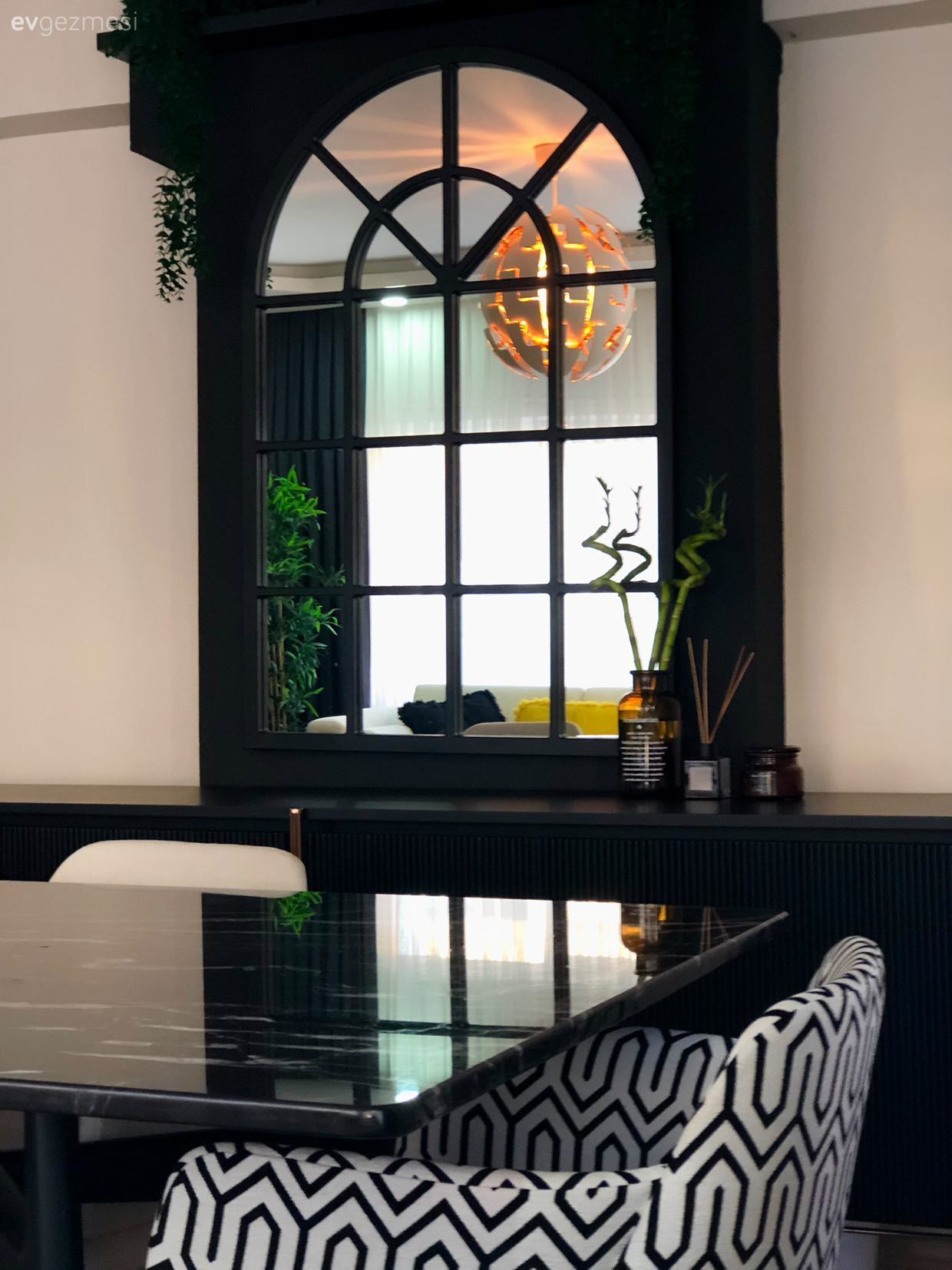 Konsol, Konsol üzeri dekoratif objeleri, Siyah, Pencere duvar dekoru, Duvar dekorasyonu, Yemek masası, Sandalye