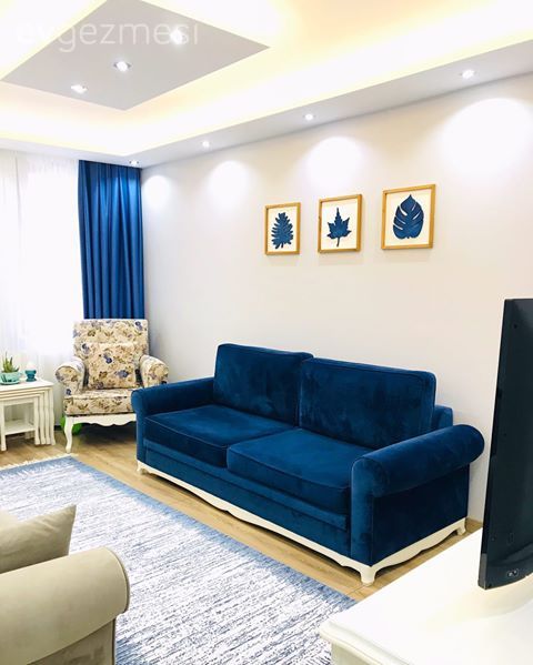 Oturma Odası, Mavi, Krem, Koltuk takımı, Berjer, Çiçekli desen, Desenler, Halı, Fon perde, Perde, Duvar dekorasyonu, Zigon sehpa, Sehpa