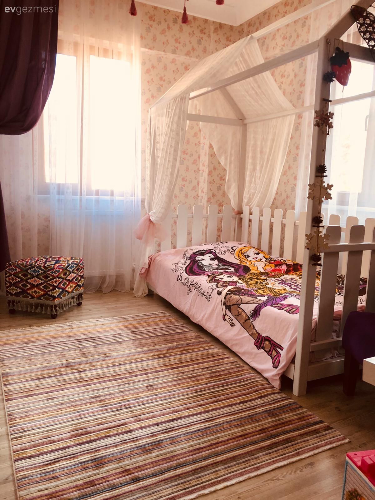 Çocuk Odası, Beyaz, Pembe, Mor, Halı, Çocuk odası halısı, Avize, Aydınlatma, Çocuk odası aydınlatması, Tül perde, Perde, Fon perde