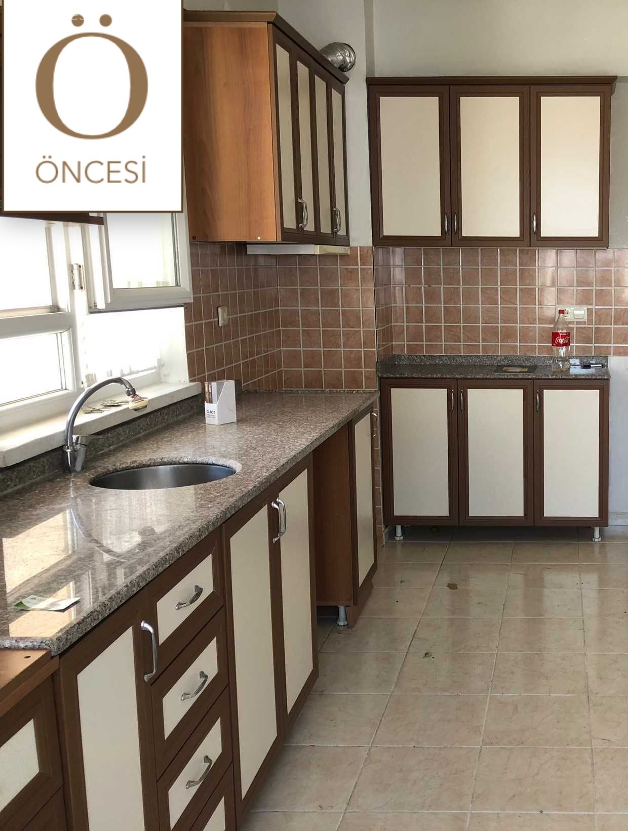 Eski Haline Uzaktan El Sallayan Bembeyaz Bir Mutfak