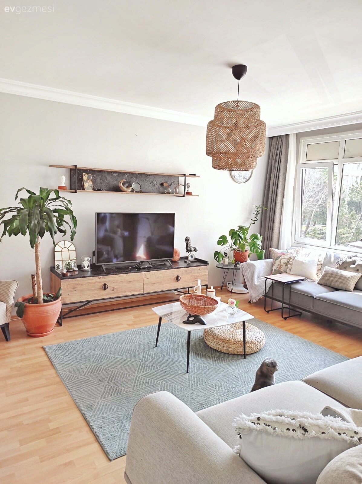 Salon, Bohem Dekorasyon, Gri, Siyah, Beyaz, Kırlent, Ev tekstili, Koltuk takımı, Parke, Orta sehpa, Sehpa, Ev bitkisi, Hasır, Tv ünitesi, Tv ünitesi aksesuarları, Ev Aksesuar, Halı, Salon halısı