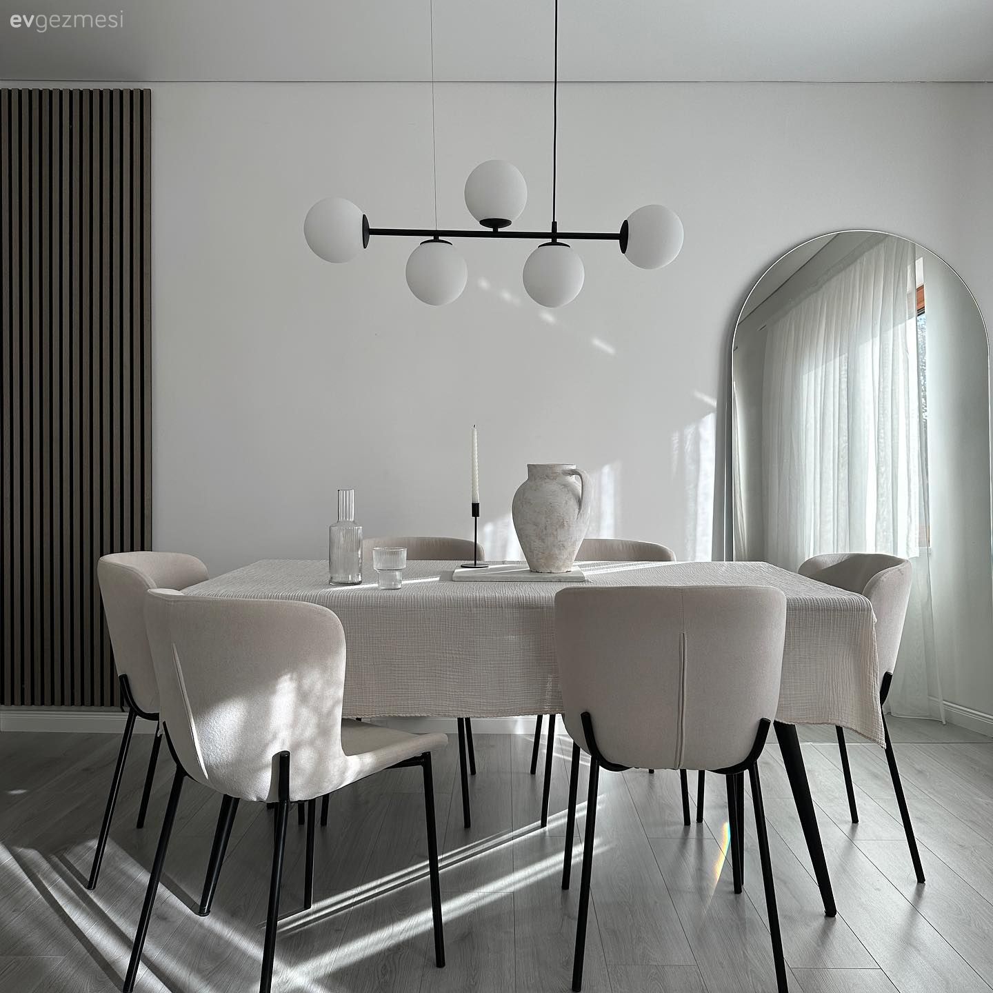 Büyük Boyutlu Objeler Bu Evin Karakterini Ortaya Çıkarmış