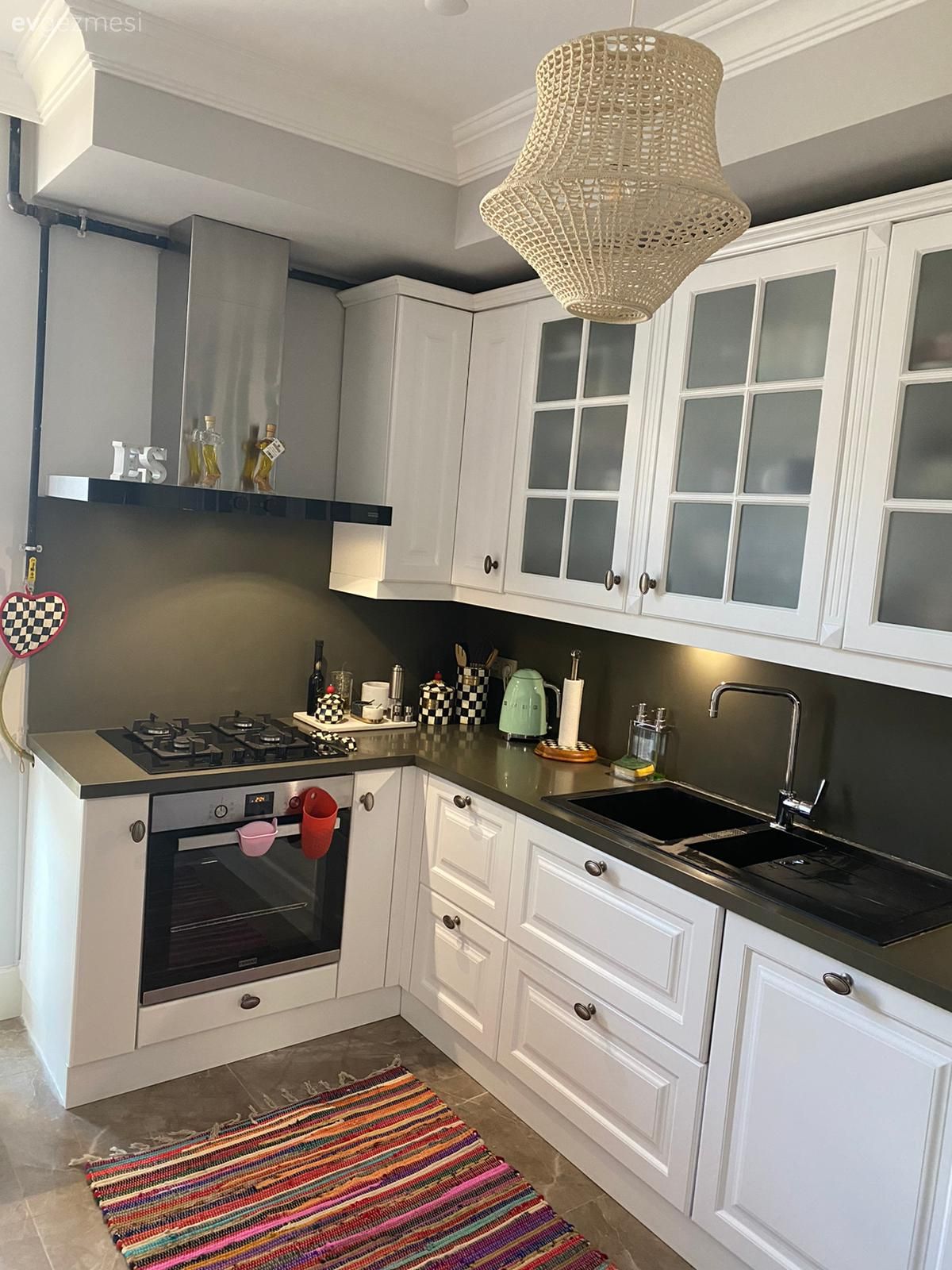 Mutfak, Beyaz, Siyah, Davlumbaz, Mutfak tezgahı, Siyah tezgah, Ankastre, Mutfak tezgah arası, Shaker kapaklı dolaplar, Mutfak Avize Modelleri, Mutfak halısı