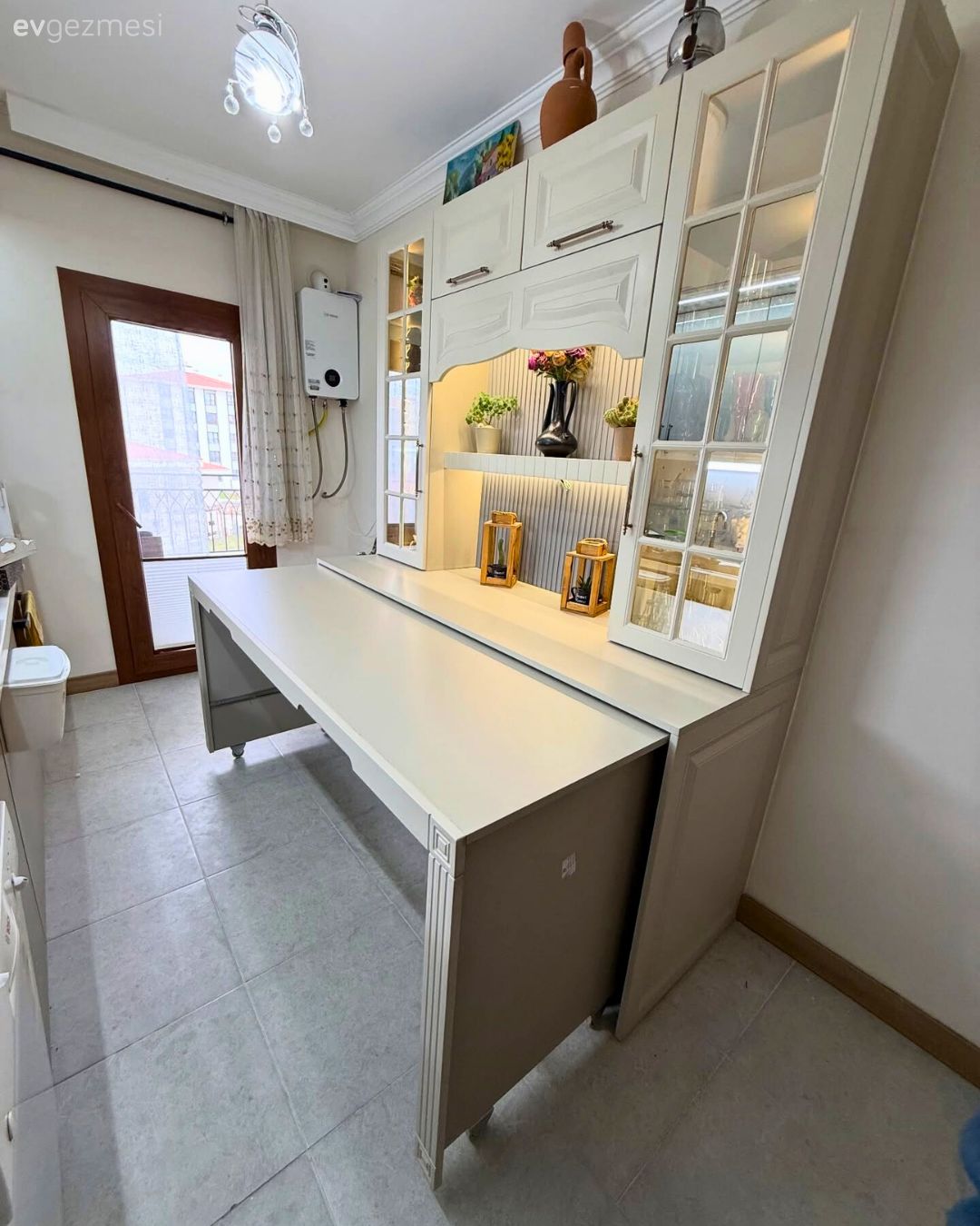 Mutfak, Kahve köşesi, Beyaz, Krem, Bej, Mutfak aksesuarları, Cam kapaklı dolap, Shaker kapaklı dolaplar, Özel yapım dolaplar, Dolap