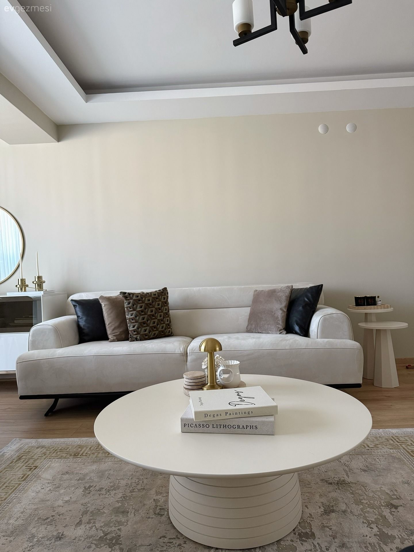 Bu Dikdörtgen Salonda Uyumlu Renk Paleti Esas Alınmış