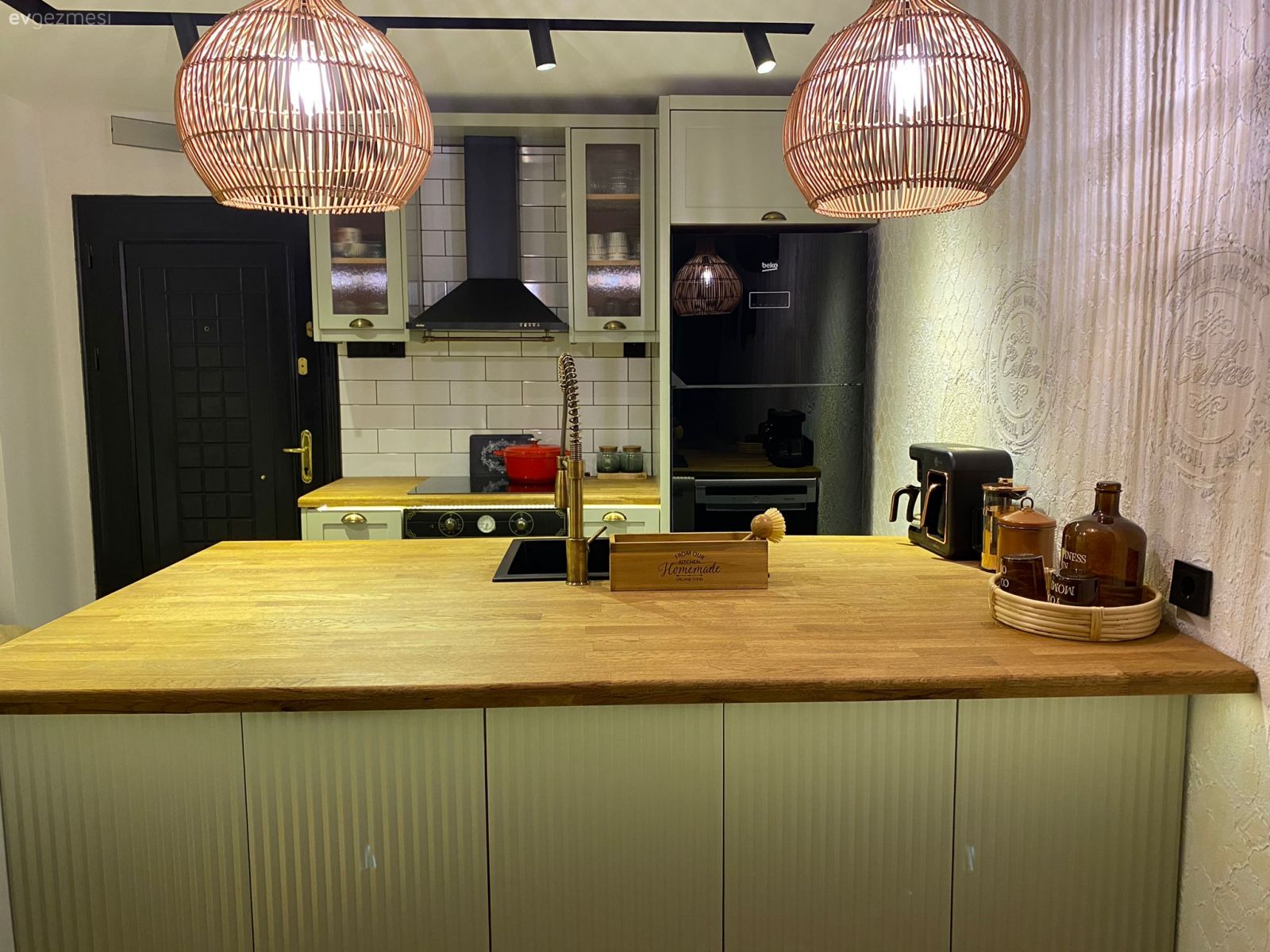 Amerikan Mutfak, Mutfak, Mint yeşil, Beyaz, Ahşap mutfak tezgahı, Mutfak tezgahı, Mutfak tezgah arası, Tezgah arası seramik, Ankastre, Duvar dekorasyonu, Mutfak Avize Modelleri, Spot aydınlatma, Aydınlatma, Shaker kapaklı dolaplar, Davlumbaz