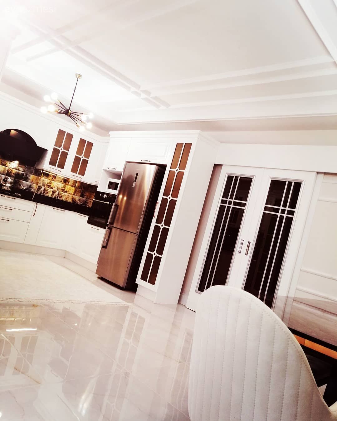 Mutfak, Beyaz mutfak, Siyah, Beyaz, Siyah tezgah, Mutfak tezgahı, Davlumbaz, Mutfak tezgah arası, Mutfak zemin seramikleri, Tavan dekorasyon