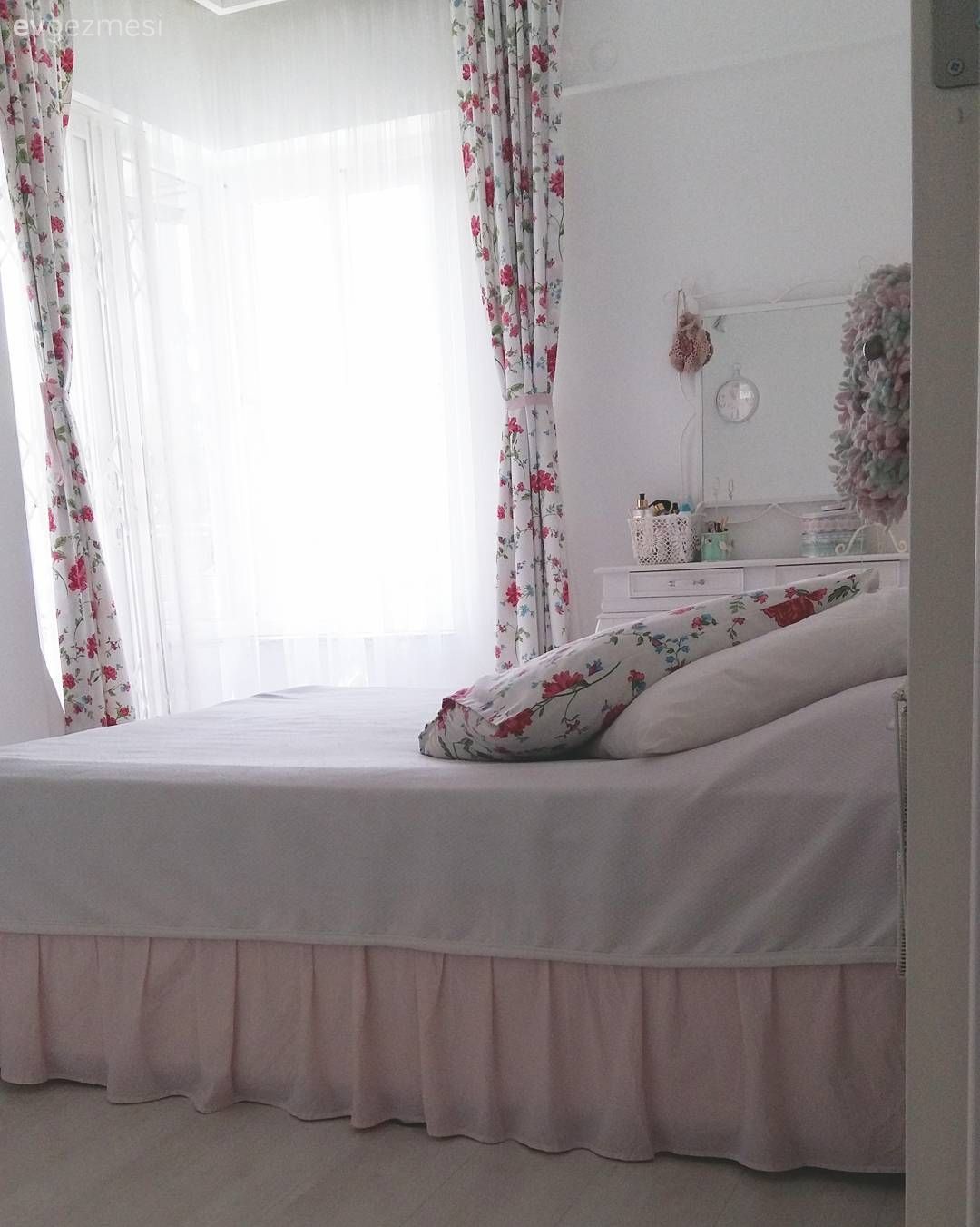 Yatak Odası, Country, Çiçekli desen, Desenler, Beyaz, Pembe, Vazo, Ev Aksesuar, Çiçekler, Yatak başlığı, Komodin, Yatak örtüsü, Fon perde, Perde, Tül perde