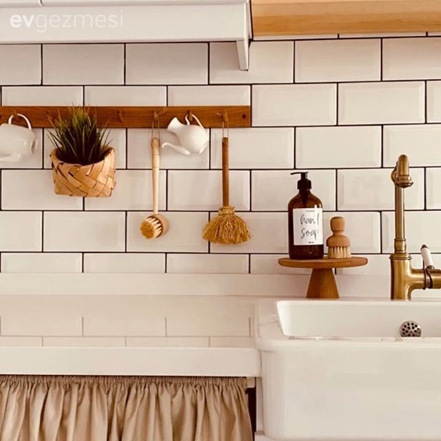 Bu Şirin Evde Beyaz ve Ahşap Her Köşede Kol Kola!