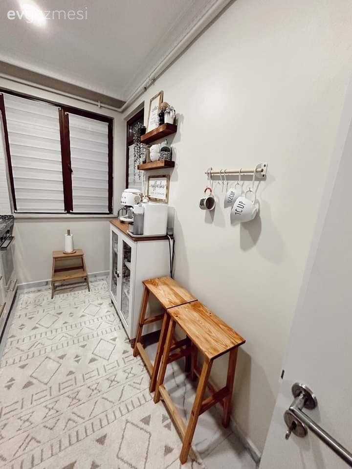 Bu Yeni Gelin Evinde Beyaz ve Ahşap Uyumu Oldukça Önemli!