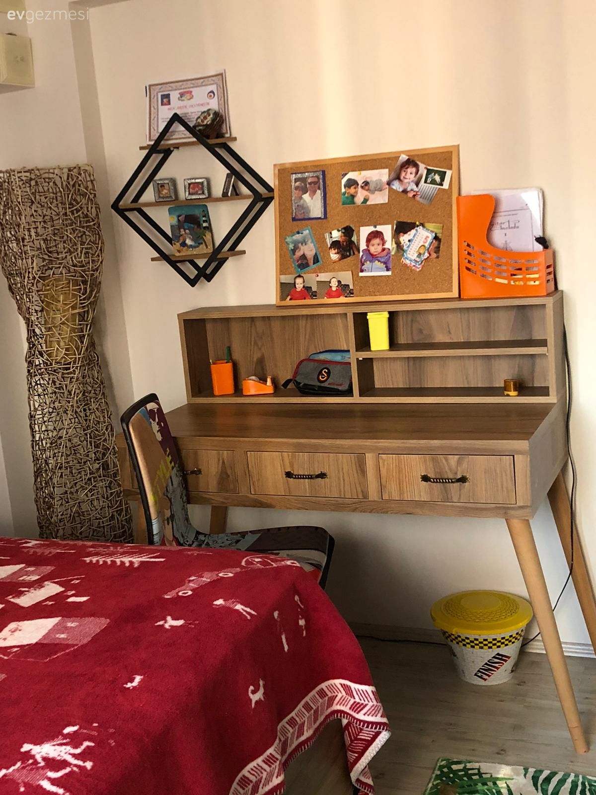 Çocuk Odası, Kırmızı, Beyaz, Siyah, Kitaplık, Kitaplık dekoratif objeleri, Ev Aksesuar, Duvar dekorasyonu, Yatak örtüsü, Yatak Odası, Çocuk odası çalışma masası, Sandalye, Duvar panosu, Ahşap Mobilya