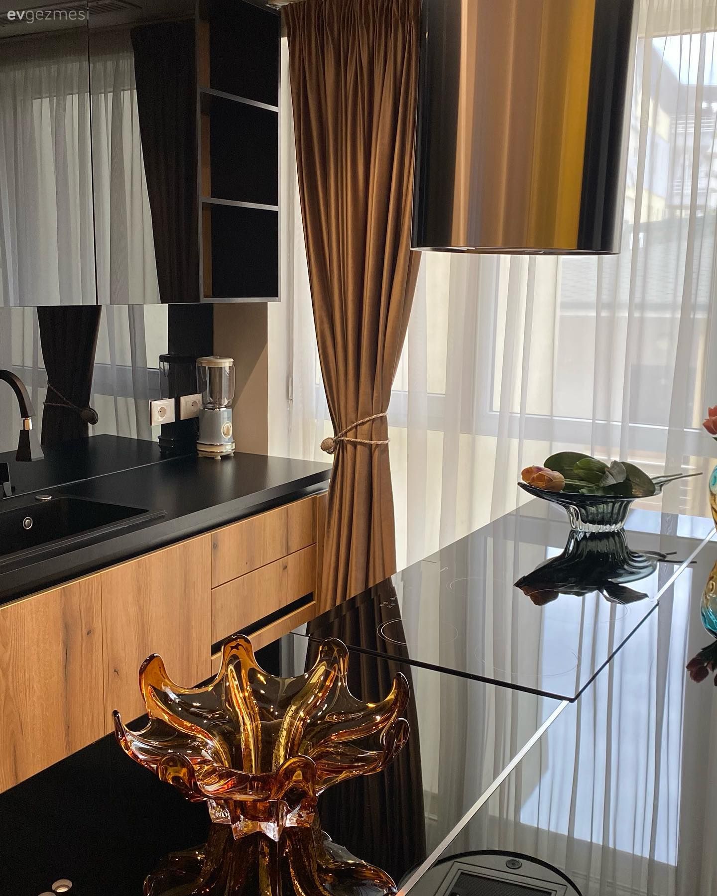 Siyah tezgah, Mutfak tezgahı, Ahşap mutfak, Mutfak, Mutfak tezgah arası, Fon perde, Perde, Tül perde