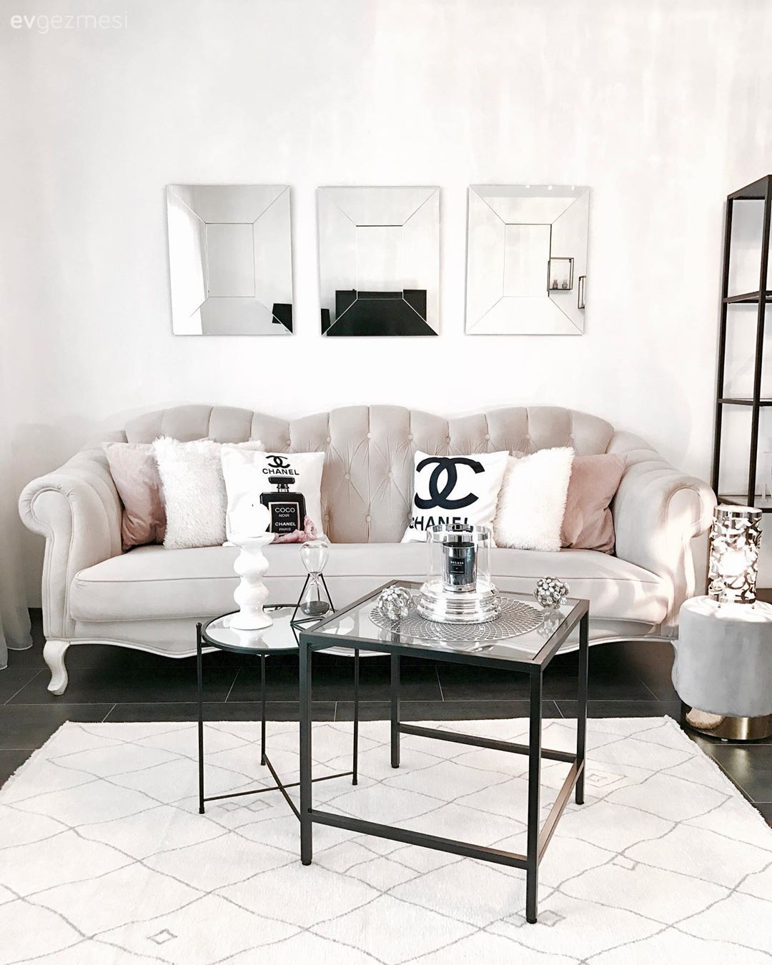 Salon, Art deko, Krem, Beyaz, Gümüş, Siyah, Koltuk takımı, Kitaplık, Yuvarlak halı, Halı, Ayna, Orta sehpa, Sehpa, Kırlent, Ev tekstili, Sehpa üstü aksesuarı, Ev Aksesuar