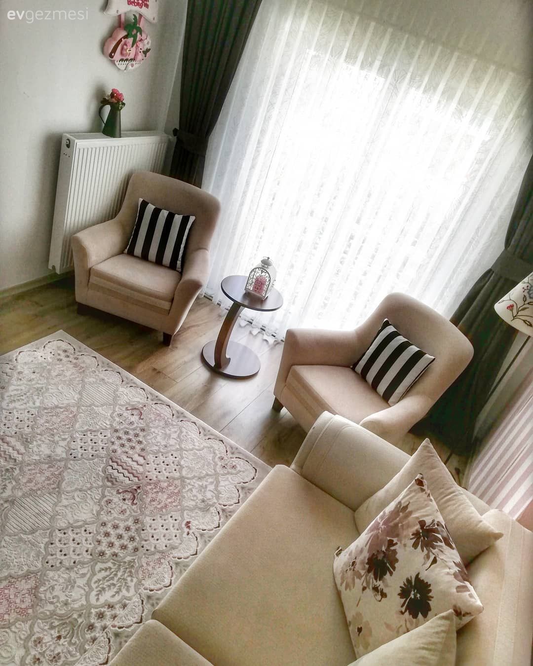 Oturma Odası, Krem, Halı, Duvar dekorasyonu, Çizgili duvar kağıdı, Pembe, Yan sehpa, Sehpa, Fon perde, Perde, Tül perde, Çerçeve, Kırlent, Koltuk takımı, Çizgili desen, Desenler, Yeşil