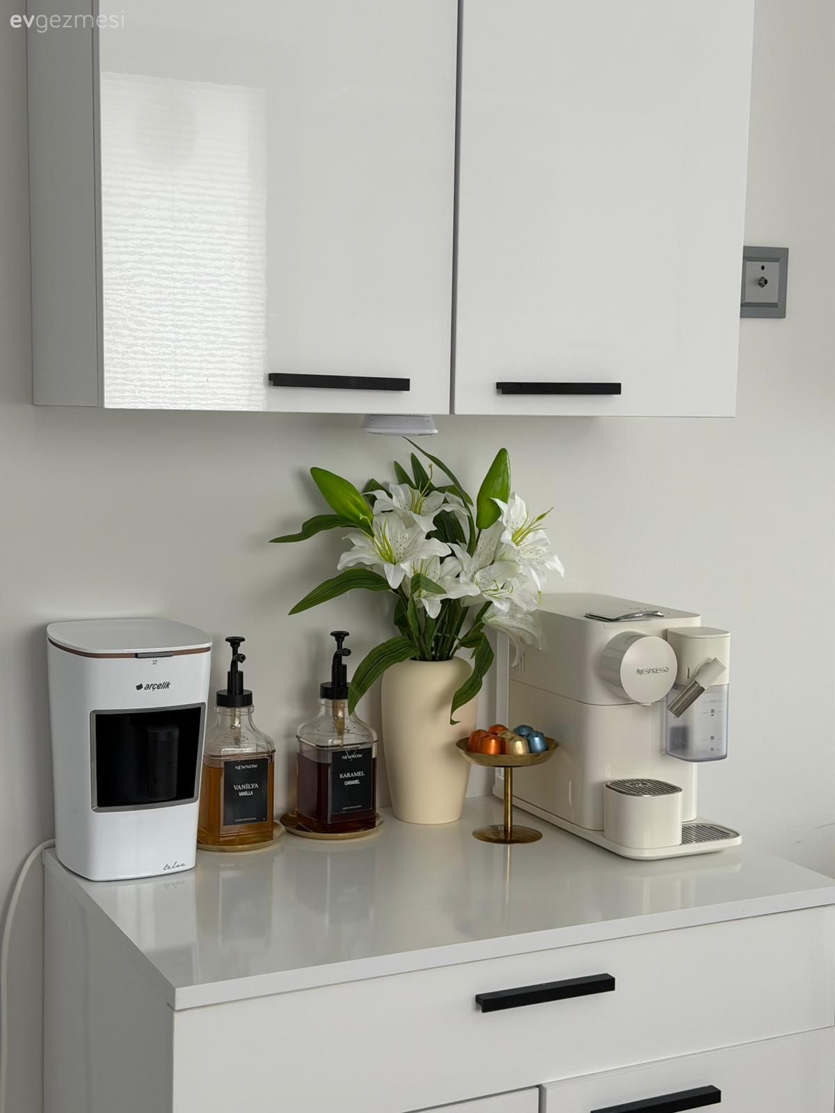 Kahve köşesi, Beyaz