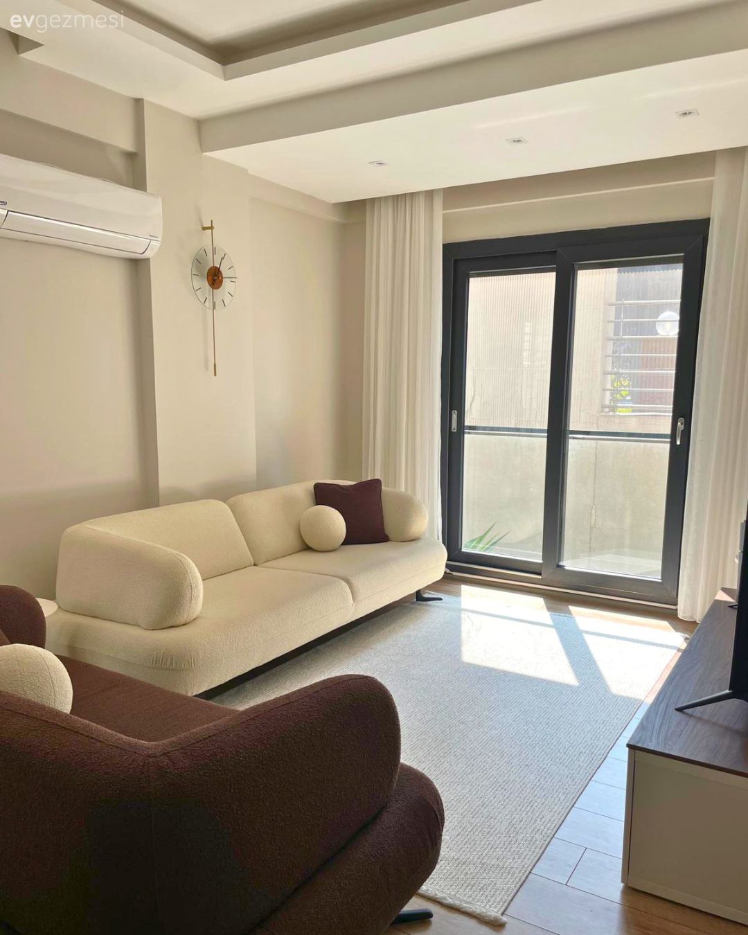 Salon, Modern, Krem, Kahverengi, Beyaz, Koltuk takımı, Halı, Salon halısı, Beyaz halı, Tül perde, Perde, Avize, Aydınlatma