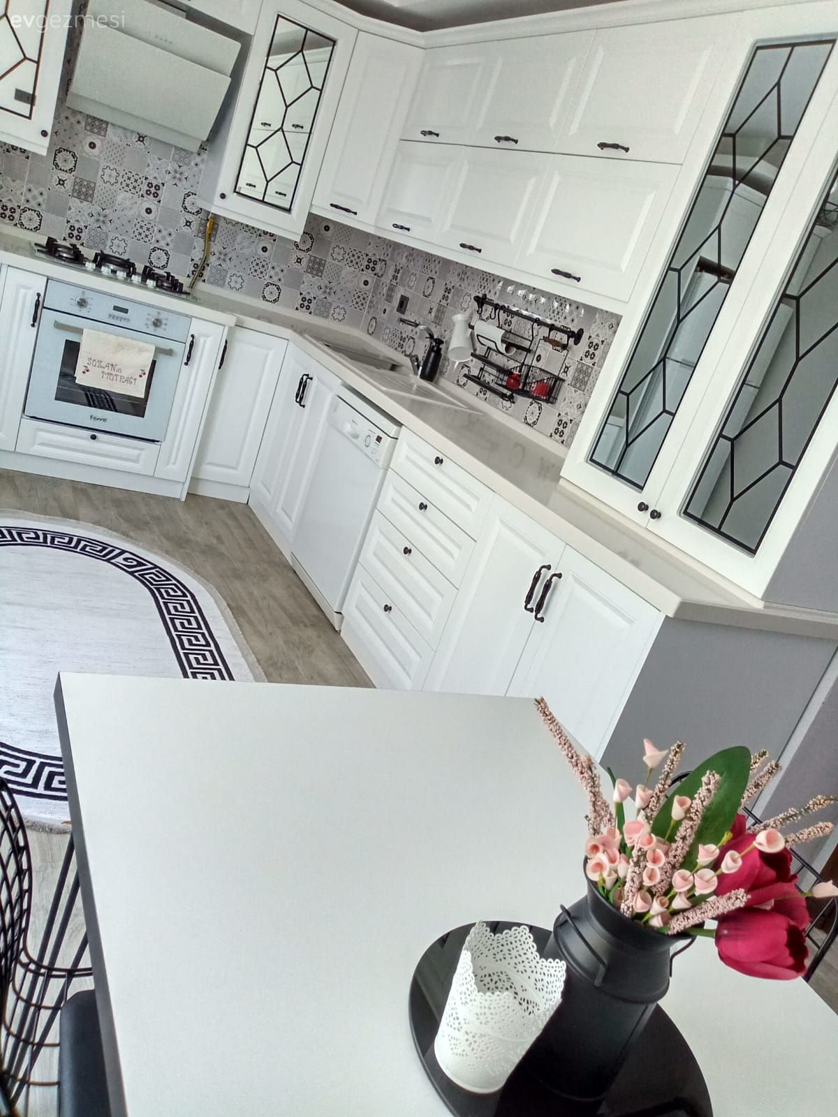 Mutfak, Beyaz mutfak, Beyaz, Siyah, Shaker kapaklı dolaplar, Mutfak tezgahı, Mutfak tezgah arası, Tezgah arası seramik, Mutfak Avize Modelleri, Mutfak halısı, Ankastre, Davlumbaz, Mutfak aksesuarları