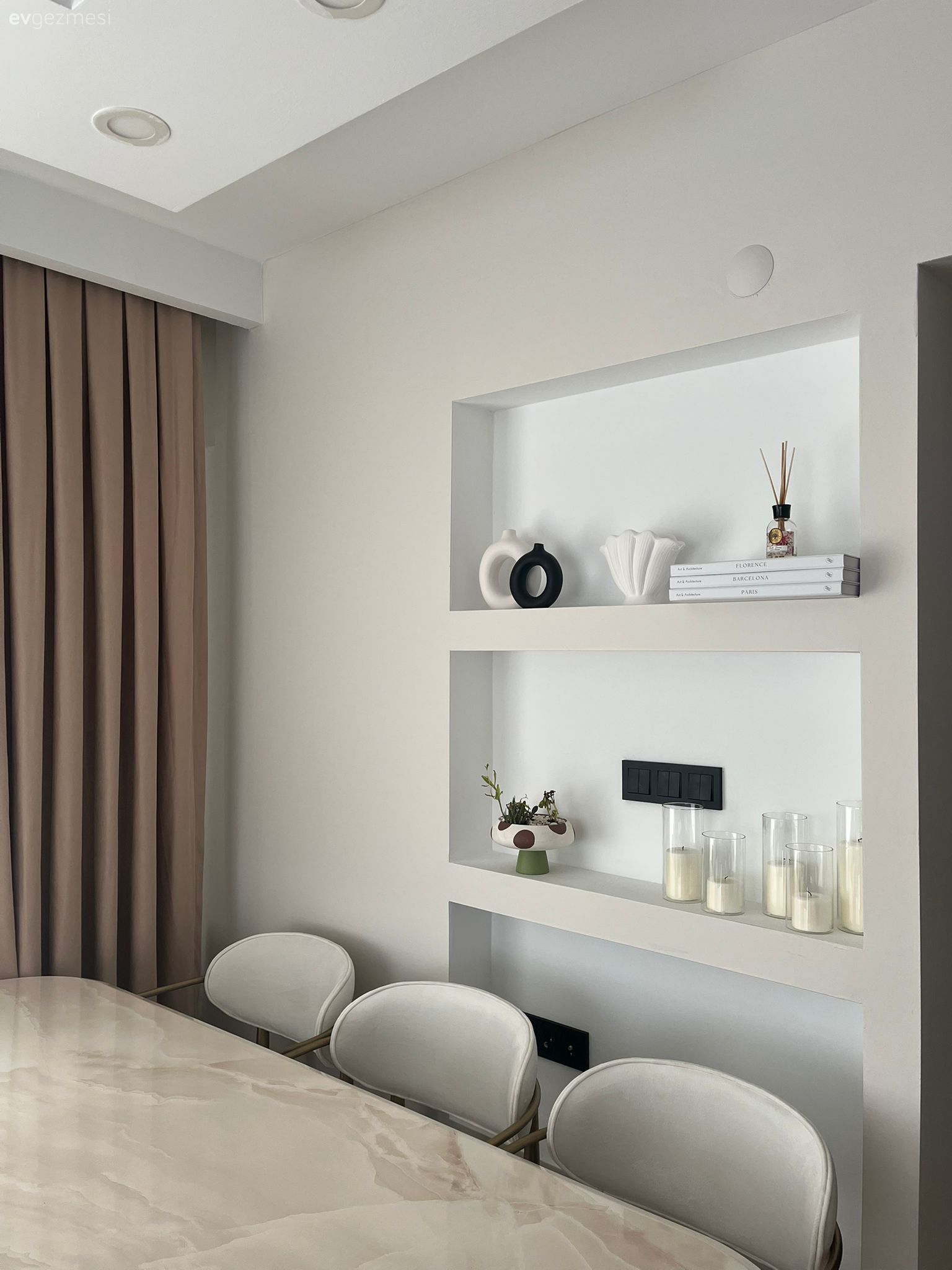 Bu Dikdörtgen Salon Modern Mobilyalarla Şekillenmiş