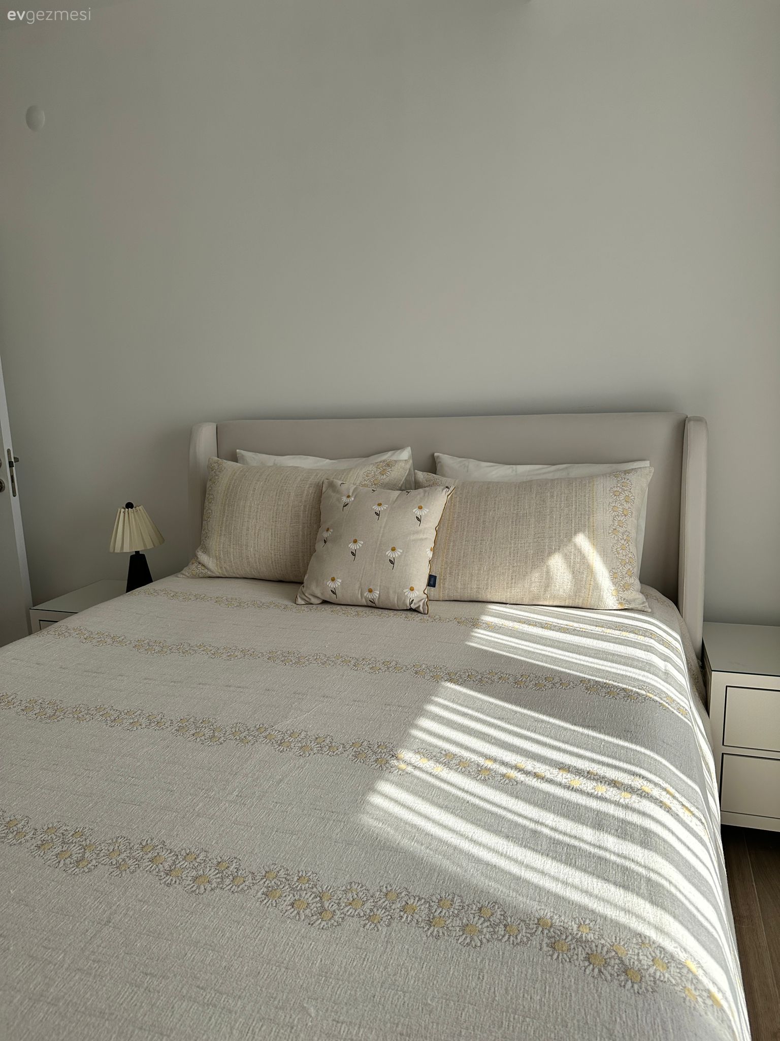 Bu Modern Evde Lacivert Vurgusu Dekora Hareket Katmış