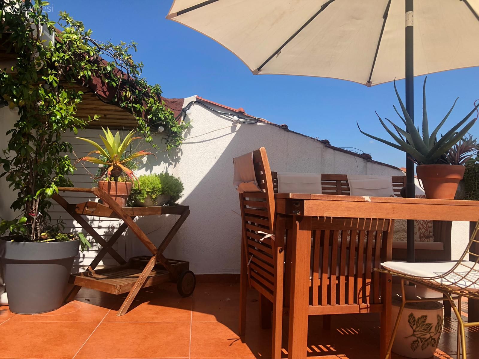 Teras, Ev bitkisi, Balkon oturma grubu, Balkon, Balkon masası, Sandalye, Ahşap Mobilya, Manzaralı evler