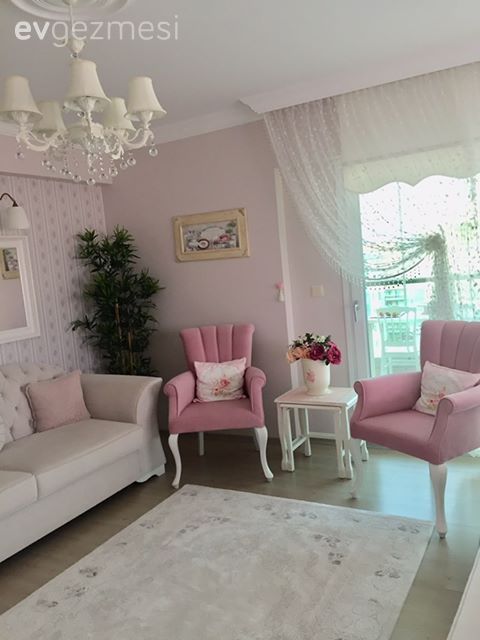 Salon, Büyük salon, Beyaz, Pembe, Bordo, Country, Country salon, Koltuk takımı, Berjer, Duvar dekorasyonu, Kırlent, Ev tekstili, Halı, Salon halısı, Avize, Aydınlatma, Salon avizesi, Tül perde, Perde, Duvar kağıdı, Tablo, Zigon sehpa, Sehpa