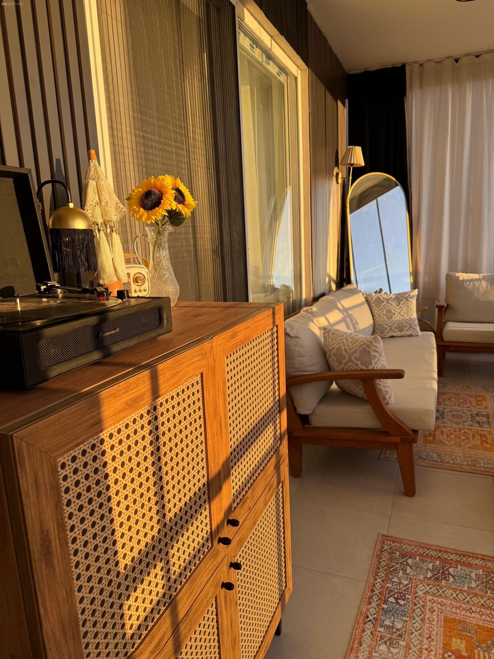 Antalya'daki Bu Balkonda Farklı Ruha Sahip Parçalar Bir Arada