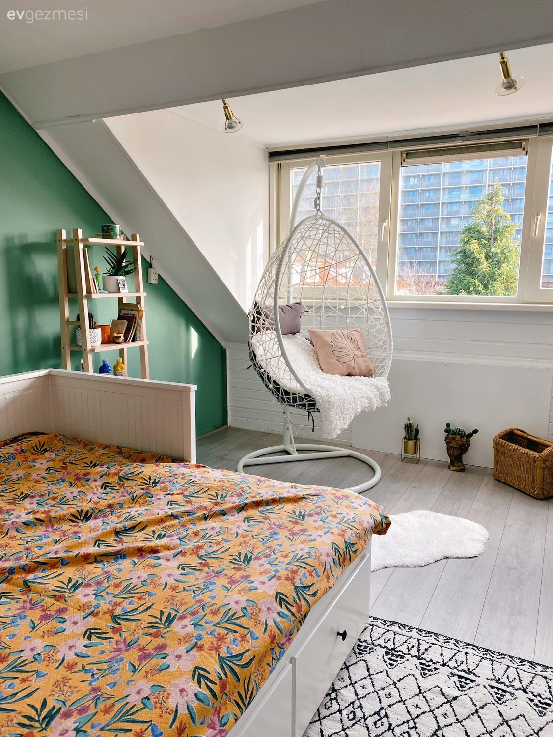 Bu Bahçeli Evin Karakterini Otantik Öğeler ve Canlı Pigmentler Belirlemiş!