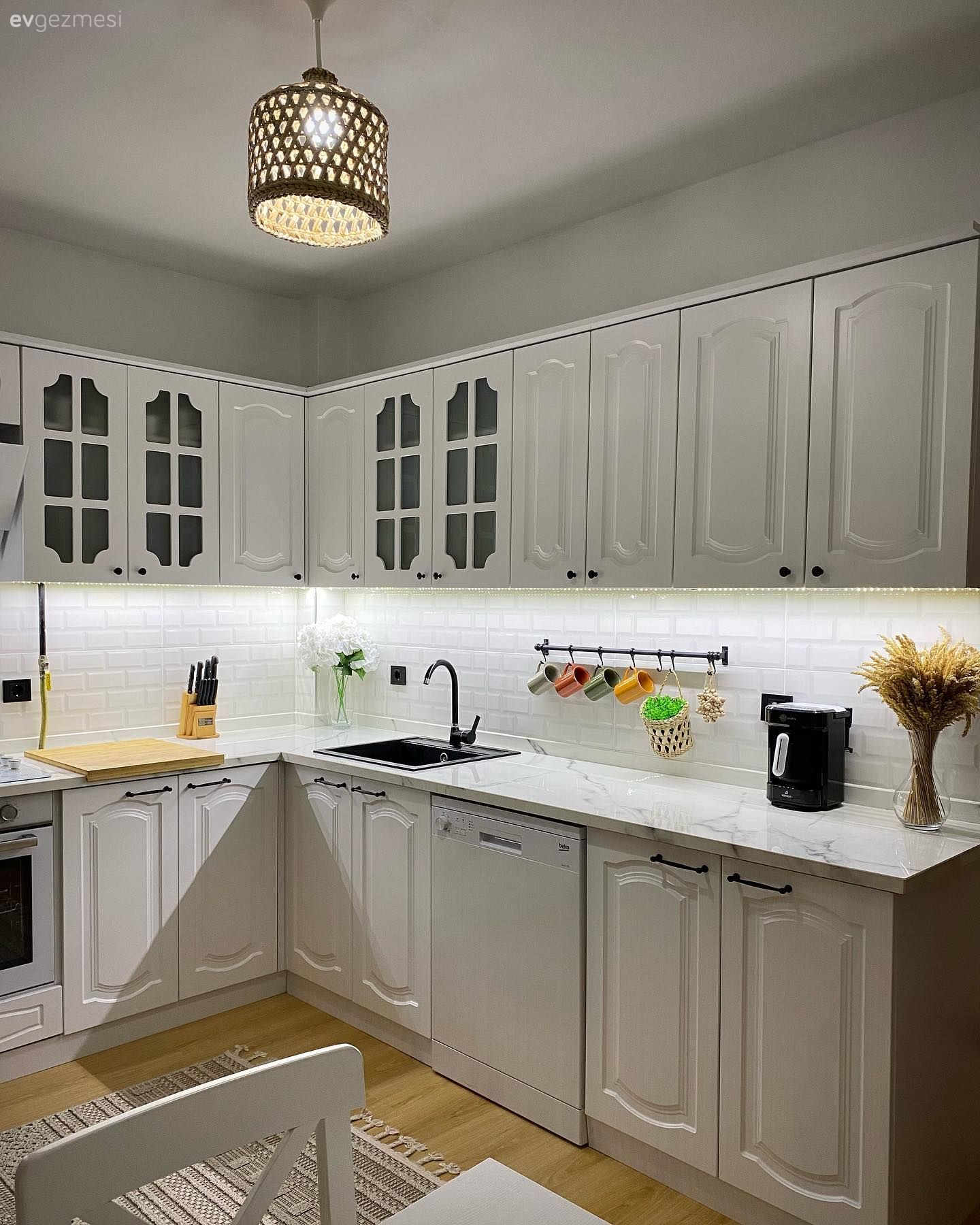 Mutfak, Beyaz, Shaker kapaklı dolaplar, Mutfak tezgahı, Mutfak tezgah arası, Tezgah arası seramik, Mutfak aksesuarları, Mutfak Avize Modelleri