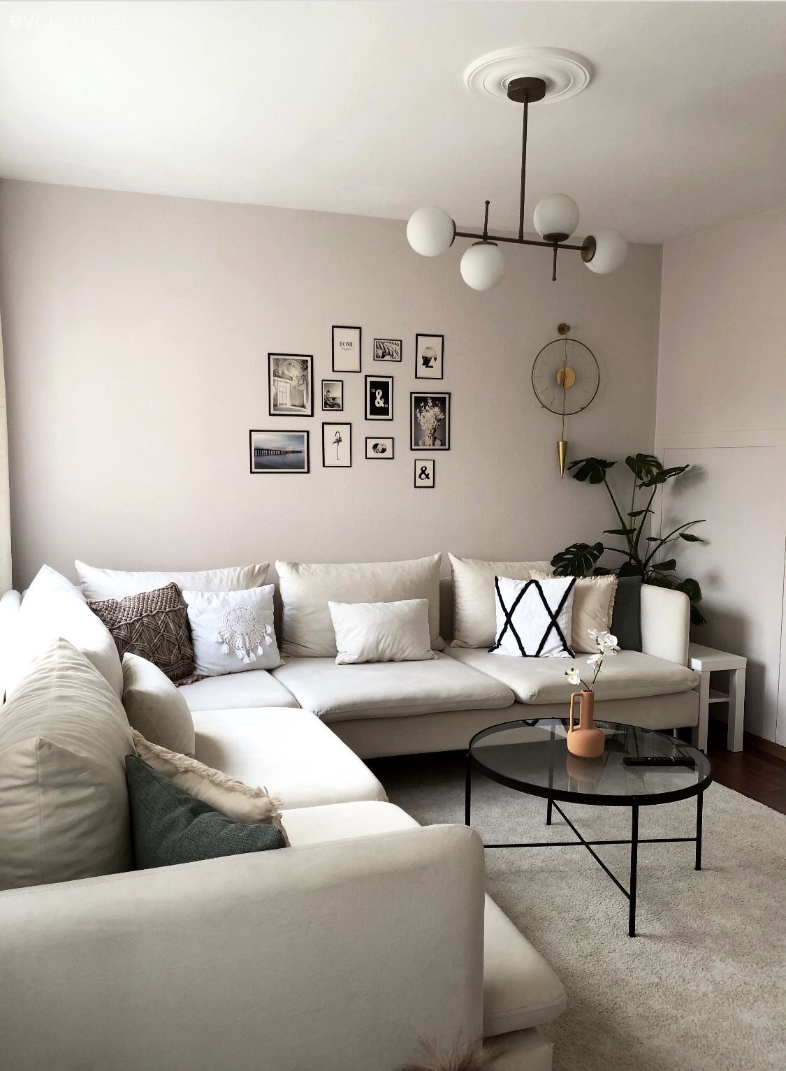 Salon, İskandinav, Beyaz, Krem, Bej, Fon perde, Perde, Tül perde, Köşe koltuk, Koltuk takımı, Saksı, Ev bitkisi, Duvar dekorasyonu, Avize, Aydınlatma, Salon avizesi, Halı, Salon halısı, Orta sehpa, Sehpa
