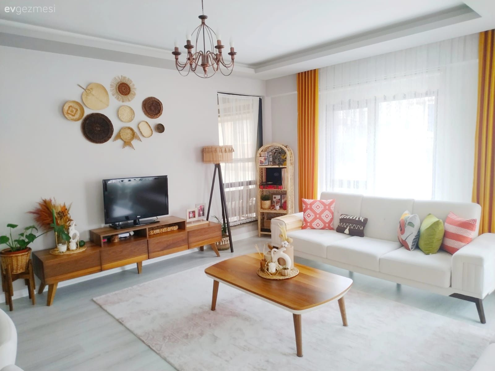 Salon, Eklektik, Beyaz koltuk, Beyaz, Turuncu, Koltuk takımı, Halı, Ahşap Mobilya, Fon perde, Perde, Tül perde, Orta sehpa, Sehpa, Avize, Aydınlatma, Salon avizesi, Lambader, Kırlent, Ev tekstili, Tv ünitesi, Tv ünitesi aksesuarları, Ev Aksesuar, Duvar dekorasyonu