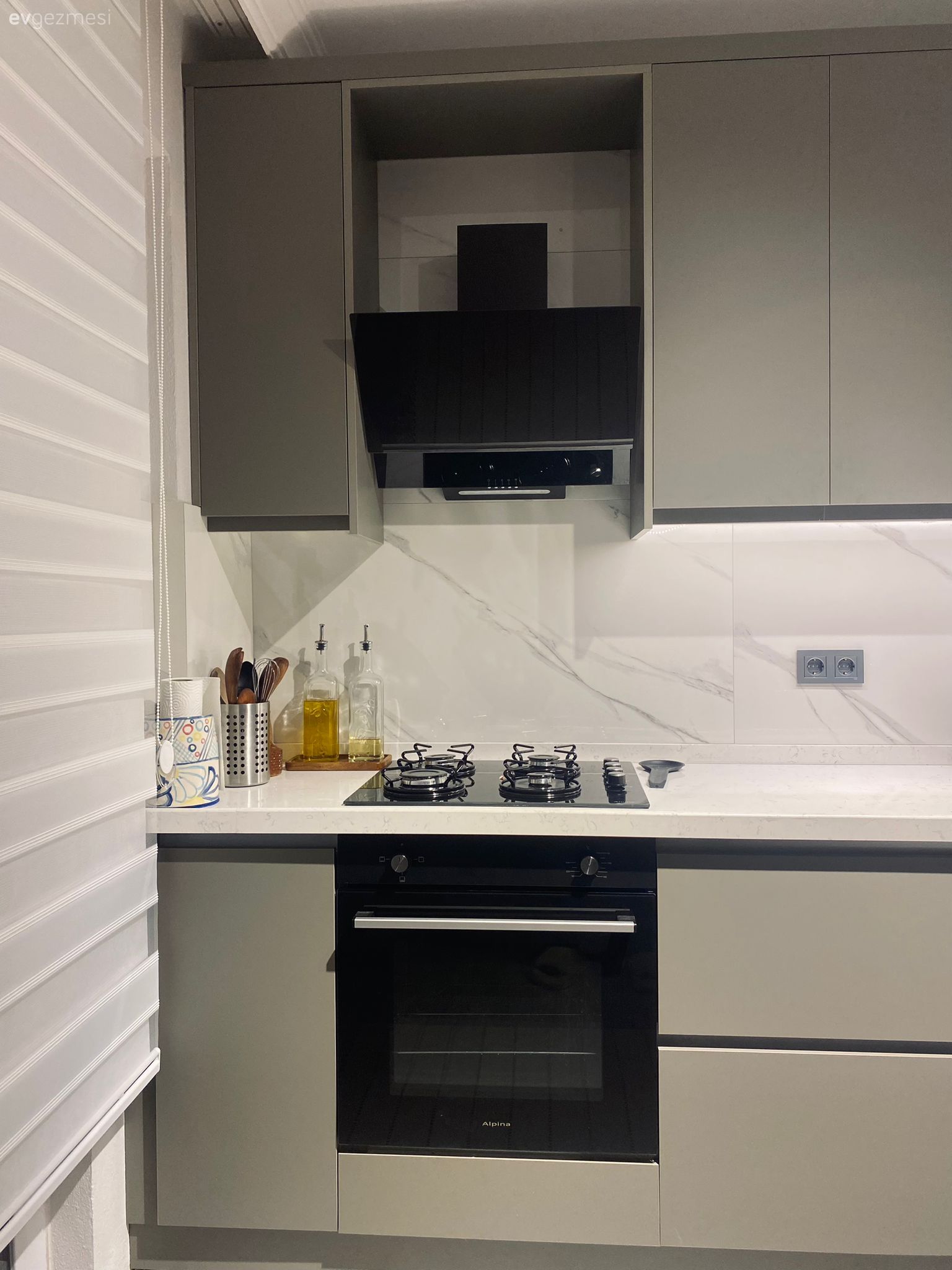 Modern mutfak, Mutfak, Beyaz, Siyah, Gri, Vizon, Kulpsuz mutfak dolabı, Mutfak tezgahı, Mutfak tezgah arası, Ankastre, Davlumbaz