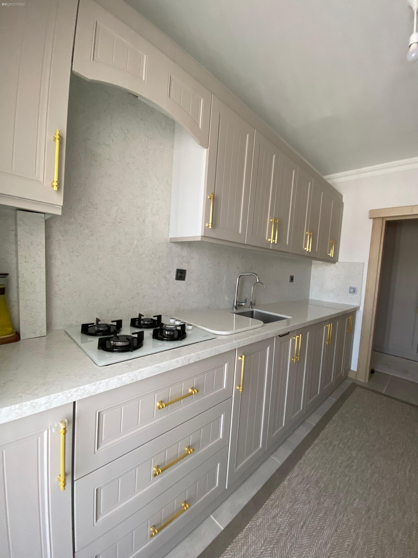 Mutfak, Bej, Krem, Altın, Lambri, Mutfak tezgahı, Mutfak tezgah arası, Mutfak aksesuarları, Koridor tipi mutfak, Mutfak halısı