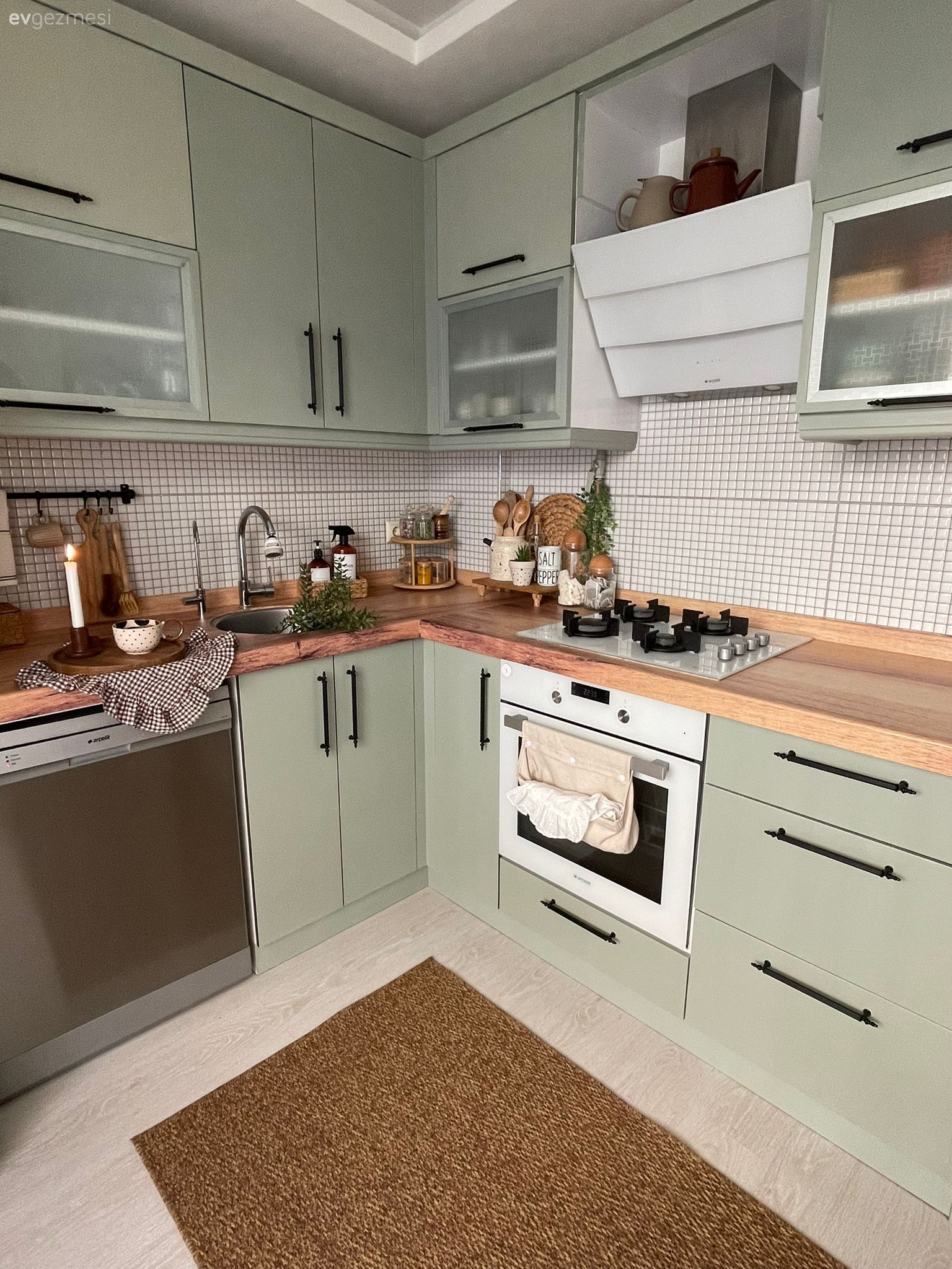 Mutfak, Yeşil, Beyaz, Ahşap mutfak tezgahı, Mutfak tezgahı, Mutfak tezgah arası, Jüt halı, Halı, Davlumbaz, Mutfak boyama, Mobilya boyama