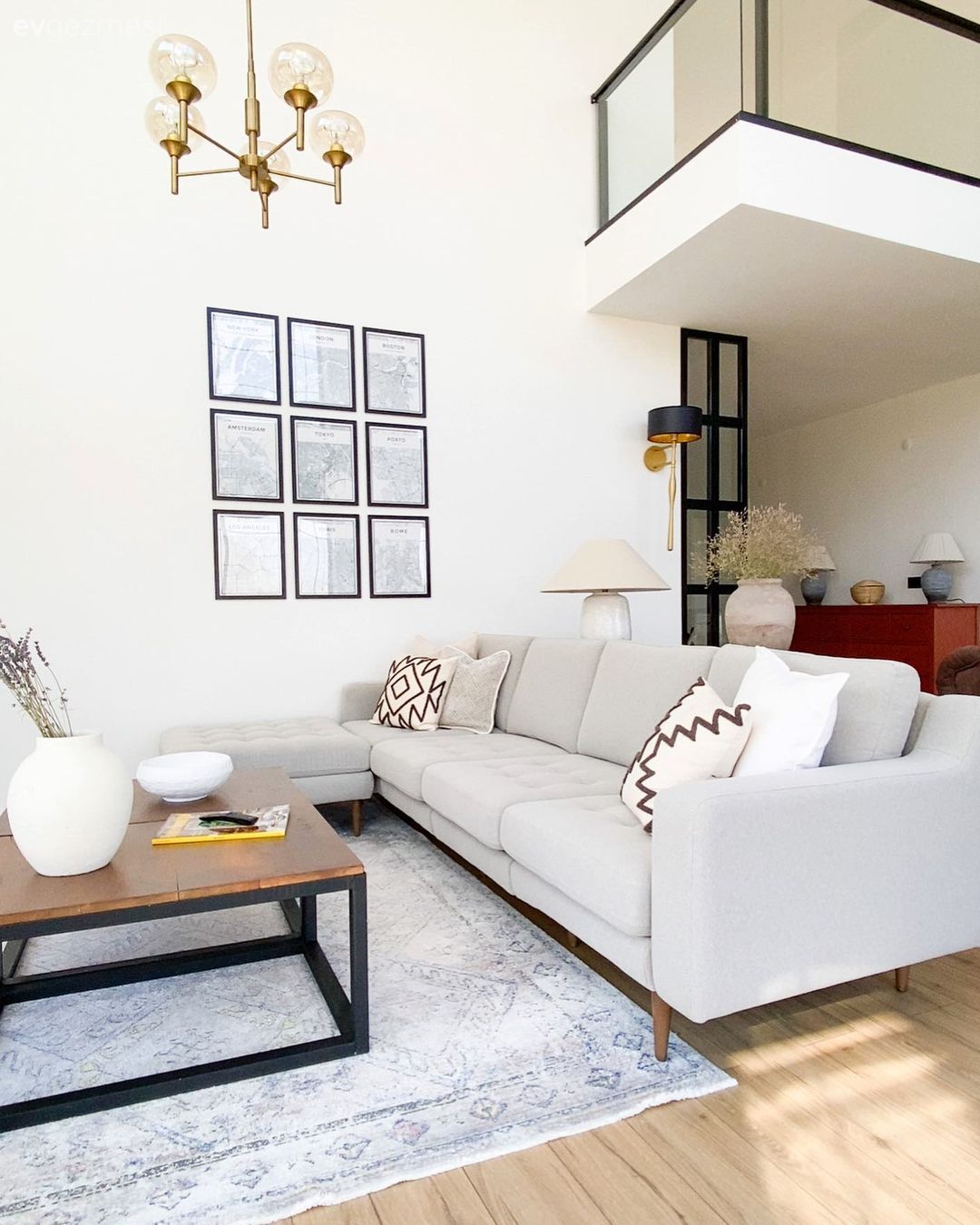 Salon, Dubleks evler, Modern, İskandinav, Bej, Krem, Beyaz, Ahşap Mobilya, Köşe koltuk, Koltuk takımı, Uzanma koltuklu köşe, Galeri duvarı, Duvar dekorasyonu, Avize, Aydınlatma, Salon avizesi, Orta sehpa, Sehpa, Halı, Salon halısı, Konsol, Turuncu, Siyah