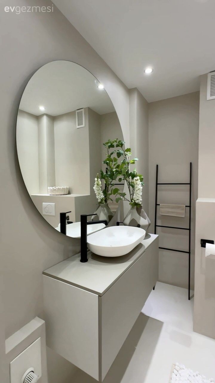 Beyaz ve Siyahı Seven Bu Evde Keskin Hatlara da Yer Var Kıvrımlara da!