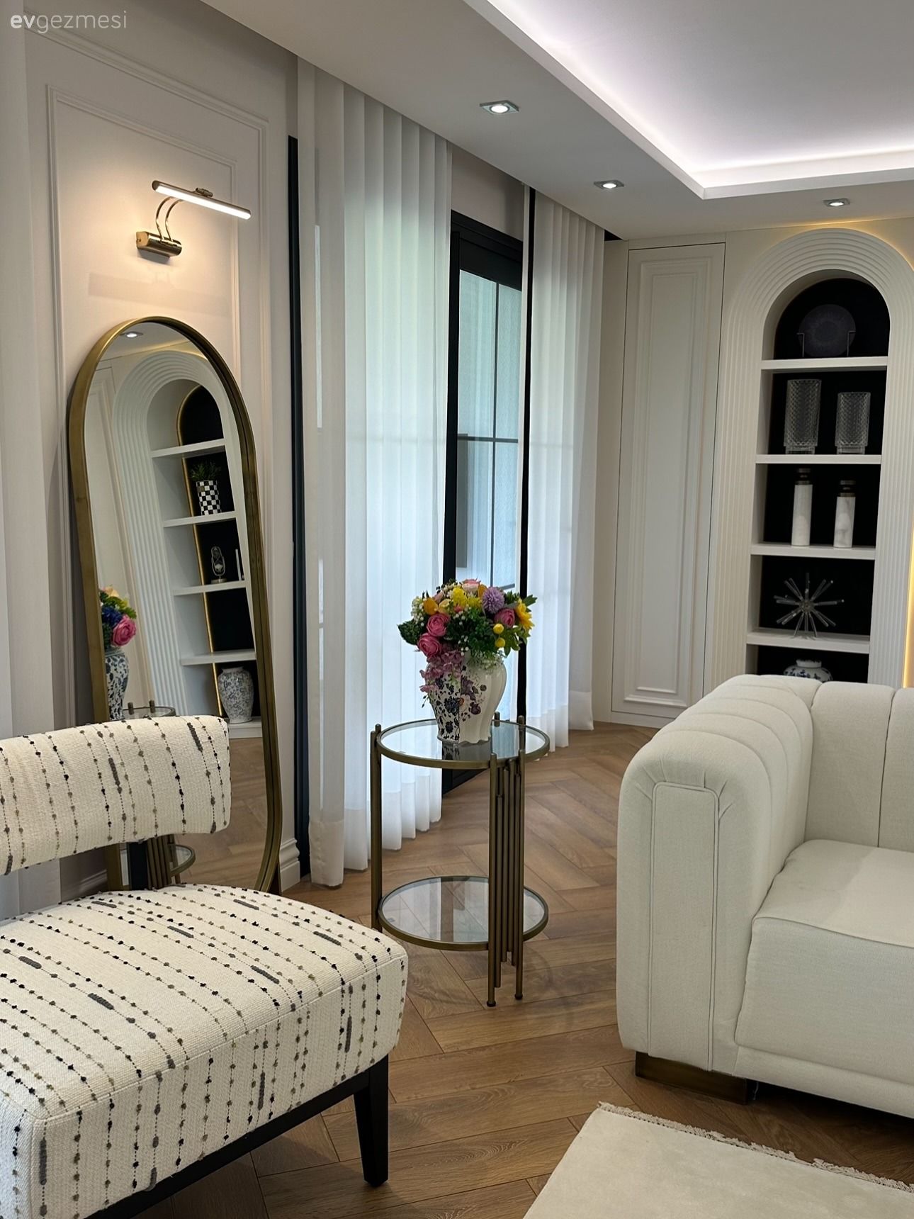 Bu İzmir Evinin Salonu Hem İddialı Hem Natürel