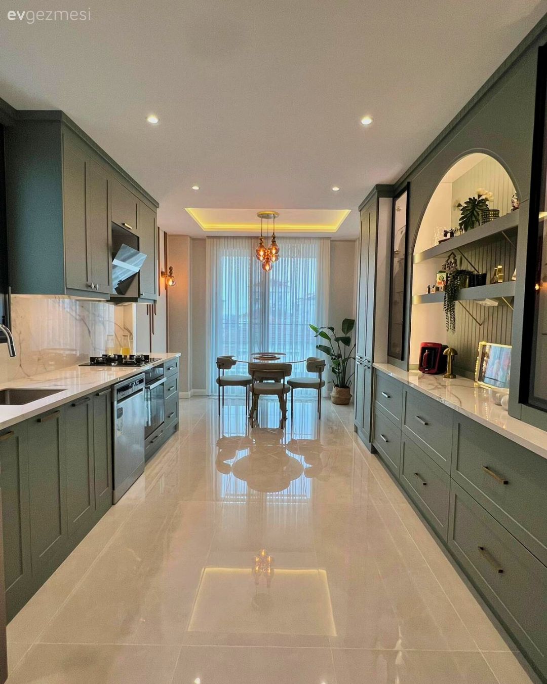 Mutfak, Modern, Yeşil, Yeşil mutfak, Beyaz, Bej, Koridor tipi mutfak, Mutfak tezgahı, Mutfak tezgah arası, Porselen tezgah, Ankastre, Kahve köşesi, Mutfak masası, Sandalye, Mutfak sandalyesi, Mutfak tülü, Mutfak perdesi, Mutfak aksesuarları, Mutfak Avize Modelleri, Spot aydınlatma, Aydınlatma